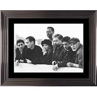 Affiche encadrée Noir et Blanc: Le Grand Bleu - Luc Besson et son équipe - 50x70 cm (Cadre Glascow)